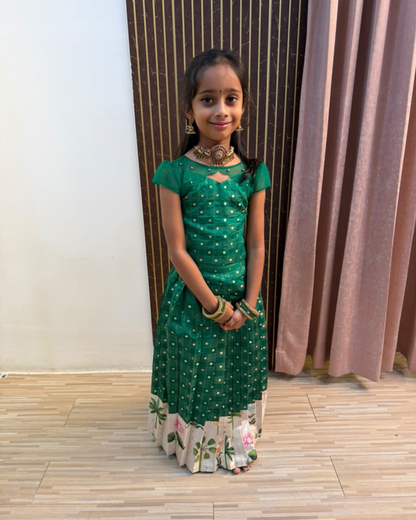 Mayilvizhi Pattu Pavadai