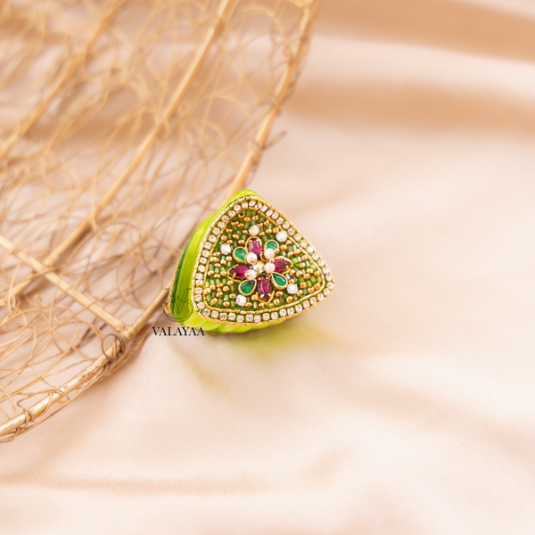 Green triangle clutch clip