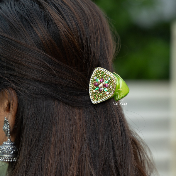 Green triangle clutch clip
